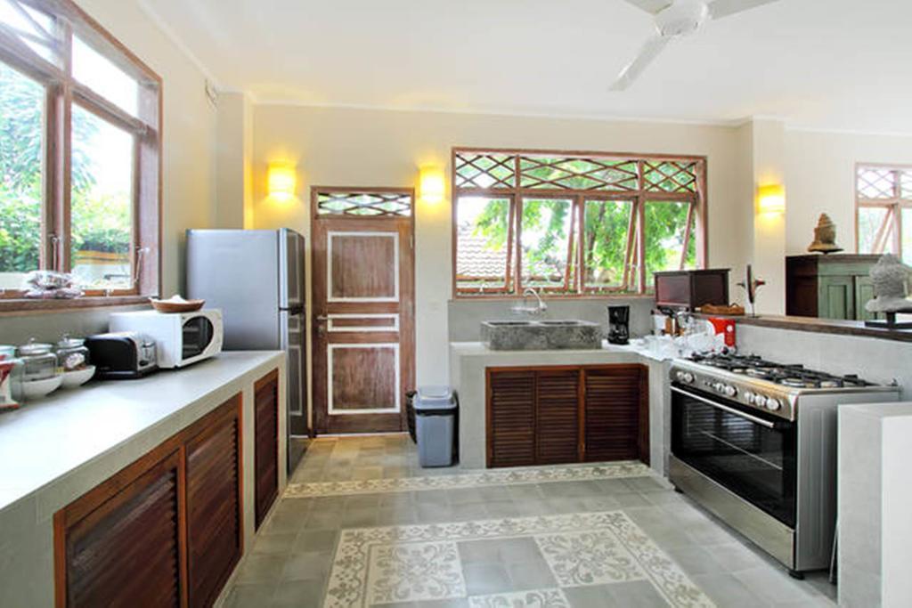 Villa Varuna Legian Δωμάτιο φωτογραφία