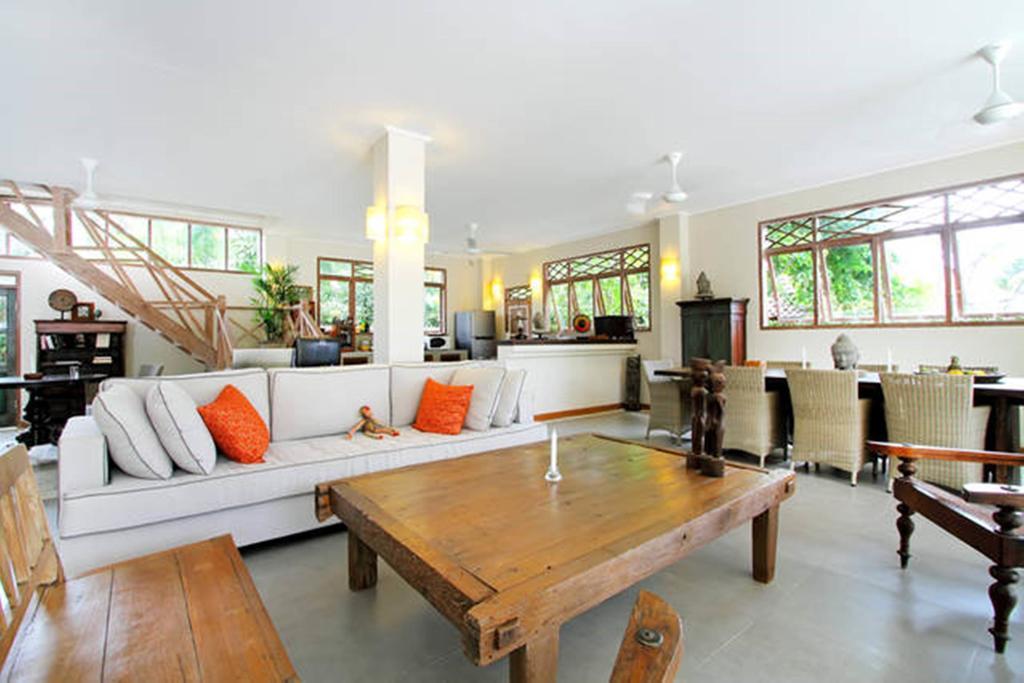 Villa Varuna Legian Δωμάτιο φωτογραφία